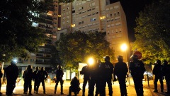 La police anti-émeute prend position en face d'un édifice, le 18 juillet 2010, dans le quartier de la Villeneuve, où 16 véhicules ont été incendiés et 7 personnes arrêtées.
