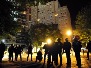 La police antiémeute prend position en face d'un édifice, le 18 juillet 2010, dans le quartier de la Villeneuve, où 16 véhicules ont été incendiés et 7 personnes arrêtées.