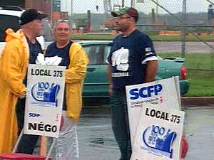Les débardeurs ont eu la surprise de ne pas pouvoir rentrer au travail au port de Montréal, lundi.