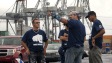 Des d�bardeurs � l'entr�e du Port de Montr�al.