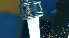 Robinet qui déverse de l'eau