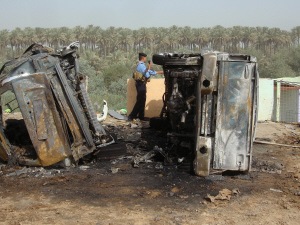 Un policier irakien inspecte le site d'une explosion devant un café survenue le 19 juillet 2010, à Bakouba, au nord de Bagdad.