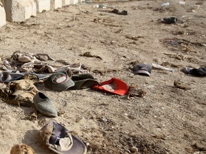 Des chaussures et des chapeaux appartenant aux victimes de l'attentat du 19 juillet sont disposés sur le sol