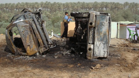 Un policier irakien inspecte le site d'une explosion devant un caf� survenue le 19 juillet 2010, � Bakouba, au nord de Bagdad.