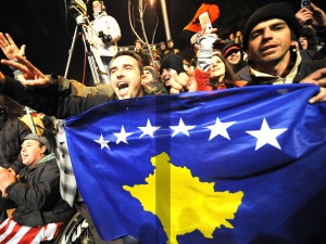 Des Kosovars célèbrent la déclaration d'indépendance du Kosovo, le 17 février 2008, à Pristina.