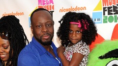 Wyclef Jean tient sa fille dans ses bras lors d'un festival de musique, � Brooklyn, le 22 mai 2010.