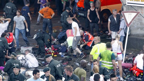 Des sauveteurs tentent de soigner les bless�s.