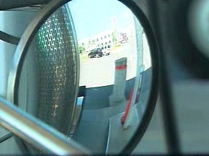 Le rétroviseur d'un camion
