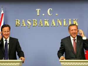 Le premier ministre britannique David Cameron en compagnie de son homologue turc Recep Tayyip Erdogan lors d'une conférence de presse à Ankara mardi