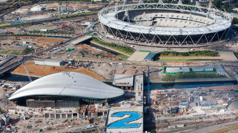 Le chantier olympique de Londres. � gauche, le centre aquatique. � droite, le stade olympique.