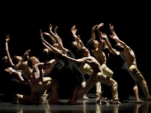 « Gnawa », une pièce du chorégraphe Nacho Duato, interprétée par la Compania nacional danza 2
