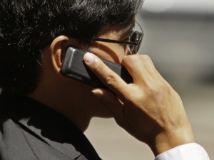 Un homme parle au téléphone.