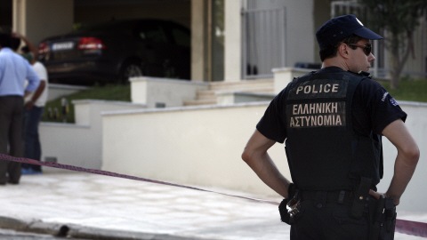 Le journaliste Sokratis Giolias, 37 ans, a �t� abattu de 16 balles tir�es � bout portant devant son domicile dans la banlieue d'Ath�nes. C'est le premier journaliste assassin� en Gr�ce depuis plus de 20 ans.