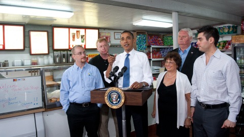 Barack Obama tient un point de presse dans une sandwicherie avec des propri�taires de petites entreprises.