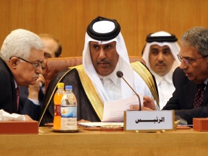 Le président palestinien, Mahmoud Abbas, le ministre des Affaires étrangères du Qatar, Hamad ibn Jassem, et le secrétaire général de la Ligue arabe, Amr Moussa