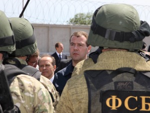Des agents du FSB avec le président Dimitri Medvedev au Daguestan (archives)