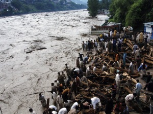 Des résidents de Muzaffarabad dans le nord-ouest du pays fuient les eaux qui ont envahi une zone résidentielle.