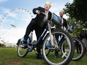 Le maire de Londres, Boris Johnson, sur un Bixi londonien.