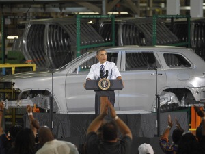 Le président américain, Barack Obama, s'exprime devant des travailleurs dans une usine de Détroit.