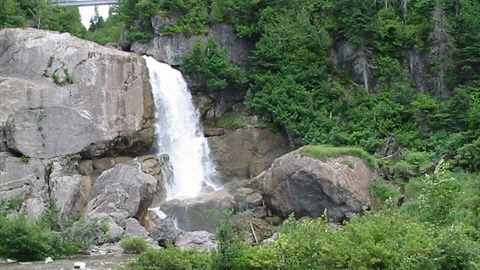 La chute Neigette est l'une des plus hautes du Bas-Saint-Laurent avec approximativement 100 pieds de hauteur.