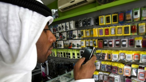 Un homme regarde les t&eacute;l&eacute;phones BlackBerry dans un magasin des &Eacute;mirats arabes unis le 1er ao&ucirc;t 2010.