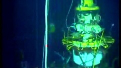Vue d'un submersible vérifiant le bon fonctionnement de la tête du puits fermée par un dôme.