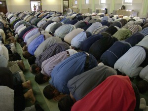 Des musulmans prient à la mosquée Jami, à Toronto.