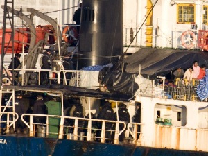 Des Tamouls (en haut à droite) observent des agents de la GRC montés à bord du MV Sun Sea.