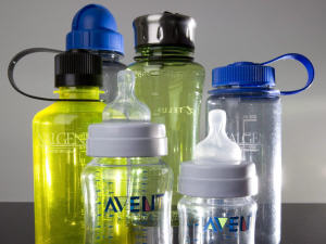 Des bouteilles et des biberons pouvant contenir du bisphénol A.