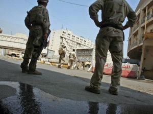 Des soldats irakiens montent la garde devant le centre de recrutement frappé par l'attentat.
