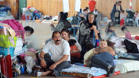Des familles de Roms dans un gymnase � Choisy-le-Roi, pr�s de Paris