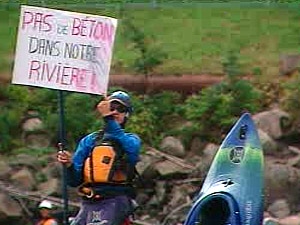 Un kayakiste manifeste à Shannon contre la construction d'une minicentrale sur la rivière Jacques-Cartier