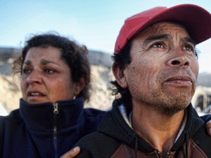 Des proches des mineurs coincés sous terre attendent avec espoirs des nouvelles des disparus.