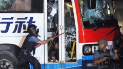 La police donnant l'assaut