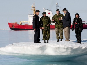 Stephen Harper et le commandant en chef Walter Natynczyk à Resolute, Nunavut