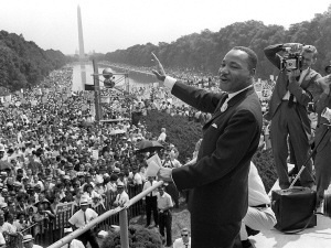 Martin Luther King le 28 août 1963, au pied du Lincoln Memorial