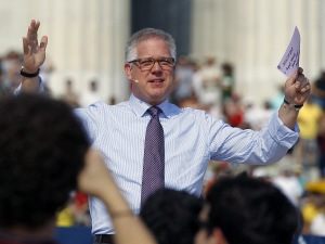Glenn Beck s'adresse aux manifestants devant le Lincoln Memorial, à Washington.