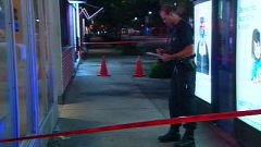 Un policier sur les lieux d'une violente bagarre au centre-ville de Montr�al