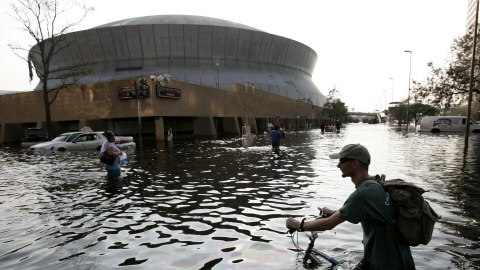 Photo prise près du Superdome, à La Nouvelle-Orléans, le 31 août 2005, quelques jours après le passage de l'ouragan Katrina Photo prise près du Superdome, à La Nouvelle-Orléans, le 31 août 2005, quelques jours après le passage de l'ouragan Katrina