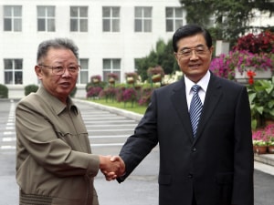 Le président nord-coréen Kim Jong-il serre la main du président chinois Hu Jintao à Changchun, dans le nord-est de la province de Jilin, en Chine, le 27 août 2010. 