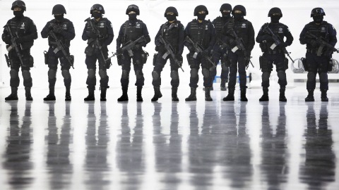 Des agents de la police f�d�rale mexicaine lors d'une conf�rence de presse tenue � Mexico le 23 juin 2010.