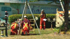 Travailleurs effectuant des tests dans un r�servoir d'eau potable de White Rock, en C.-B.