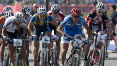 Les cyclistes s'élancent.