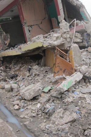 Avant de reconstruire, il faut d�molir et se d�barrasser des d�bris.