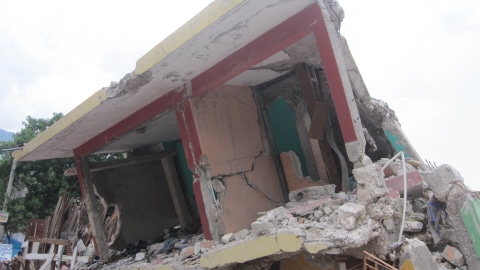 Avant de reconstruire, il faut d�molir et se d�barrasser des d�bris.