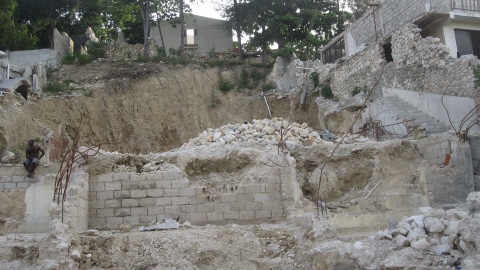 D�bris dans un quartier r�sidentiel de Port-au-Prince
