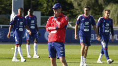 Laurent Blanc dirige un entra�nement de la France.