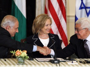 Poignée de main entre Mahmoud Abbas et Benyamin Nétayahou