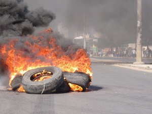 Une barricade de pneus enflammés dans les rues de Maputo.