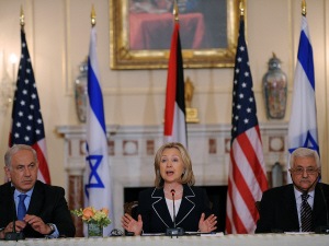 Le premier ministre israélien Benyamin Nétanyahou, la secrétaire d'État américaine Hillary Clinton et le président palestinien Mahmoud Abbas à l'ouverture des pourparlers de paix à Washington